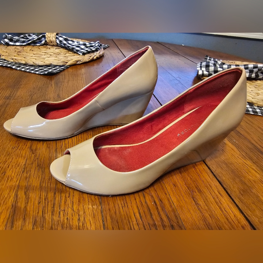 CL by Laundry Chinese Laundry Peep toe cream Wedge size 9